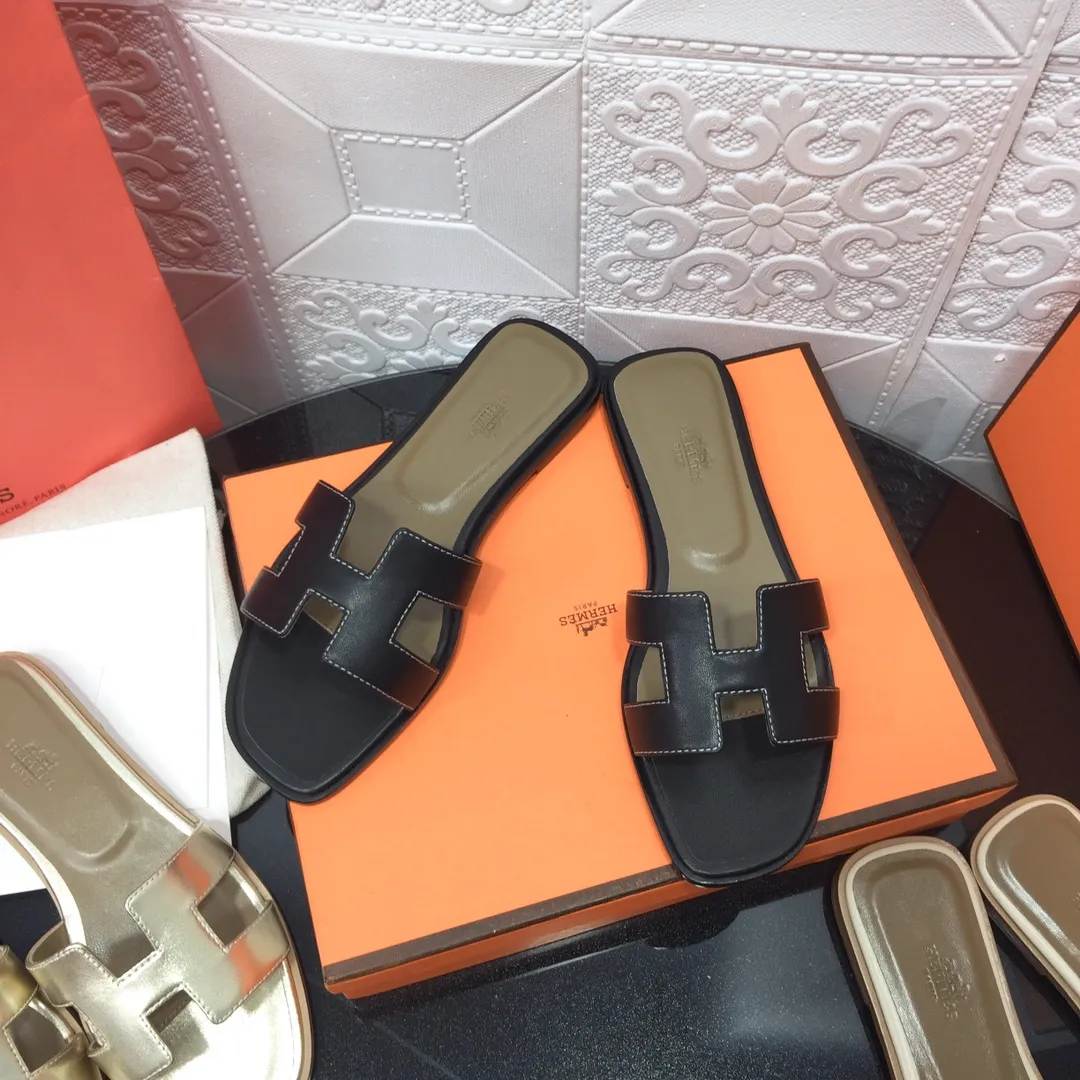 👟👟Ex-factory price 480👟👟 Newly revised version of the 2023 series (Hermès), upgraded packaging, upgraded version and workmanship materials. Hermes®🔴Handmade shoes on the market👟👟 👟👟 Product Hermès slippers🐎 —————————— The most classic, real handmade shoes, even the number of stitches is the same as the original, handmade by masters! ❥High-end customization, exclusive products, industry⚠❥Using: Hermers upper: Italian imported cowhide + original custom-grade Australian sheepskin feet + genuine leather outsole (pursuing top walking comfort) 👟👟 ~~〰〰〰〰❥ Packaging: ✔🚦Pay attention to the packaging➰Exclusive box 〰Original quality on sale━━━━Hermes━━━━━ size: 35-40 (34.41.42 custom-made, non-refundable)